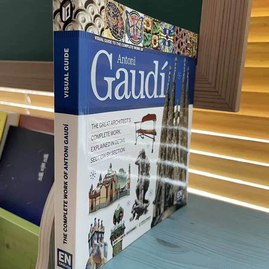 Antoni Gaudi : VISUAL GUIDE