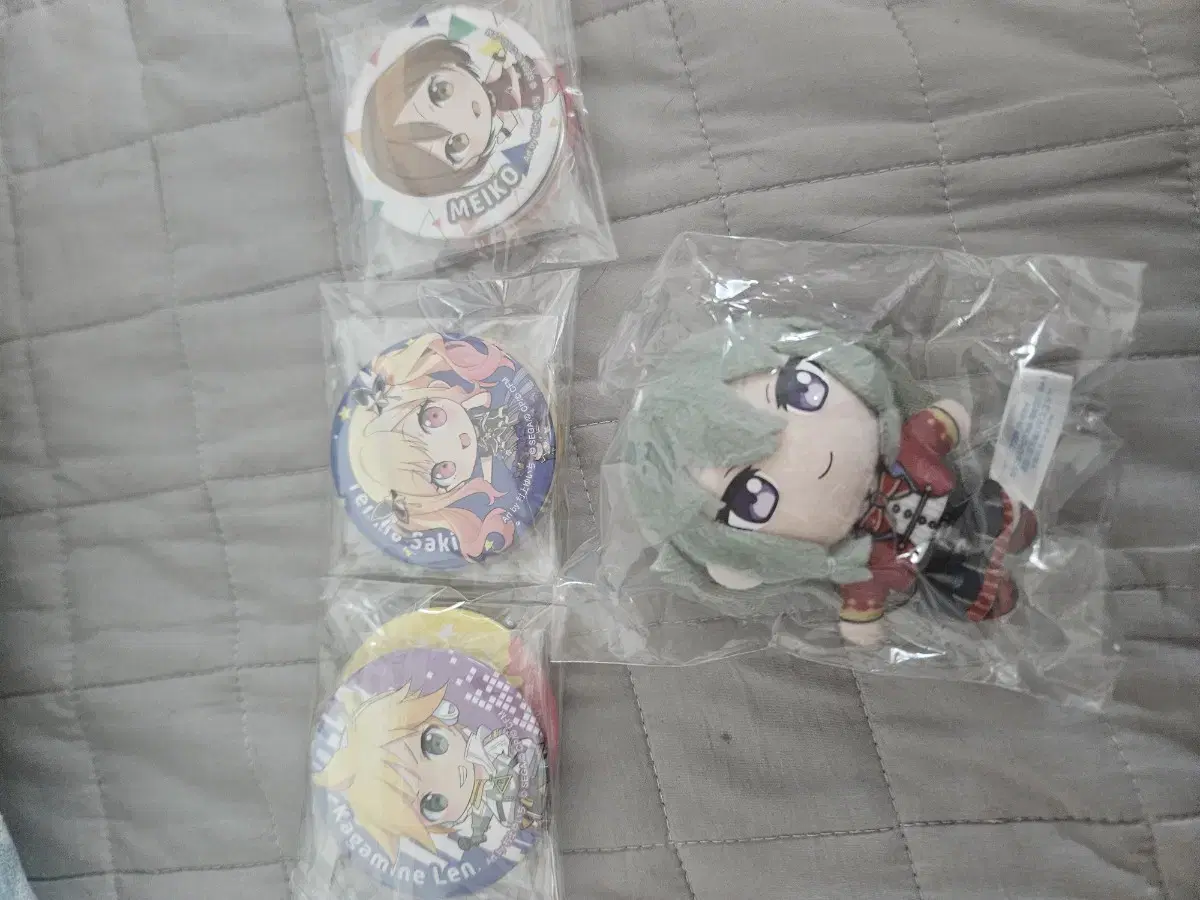 Sells Project SEKAI Ren (badge), Saki (badge), Meiko (badge), Nene (doll)