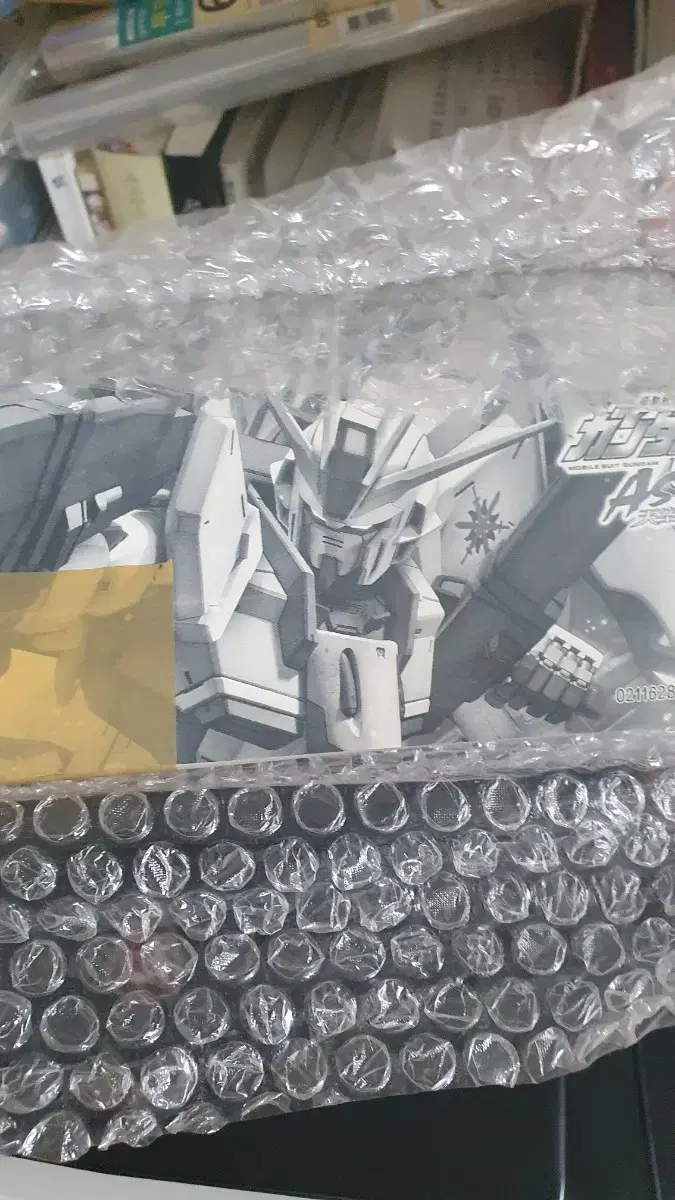 Selling an unsealed Impulse Blanche Gundam.