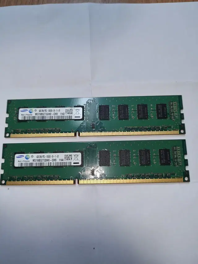 DDR3 램 4giga x 2ea 입니다