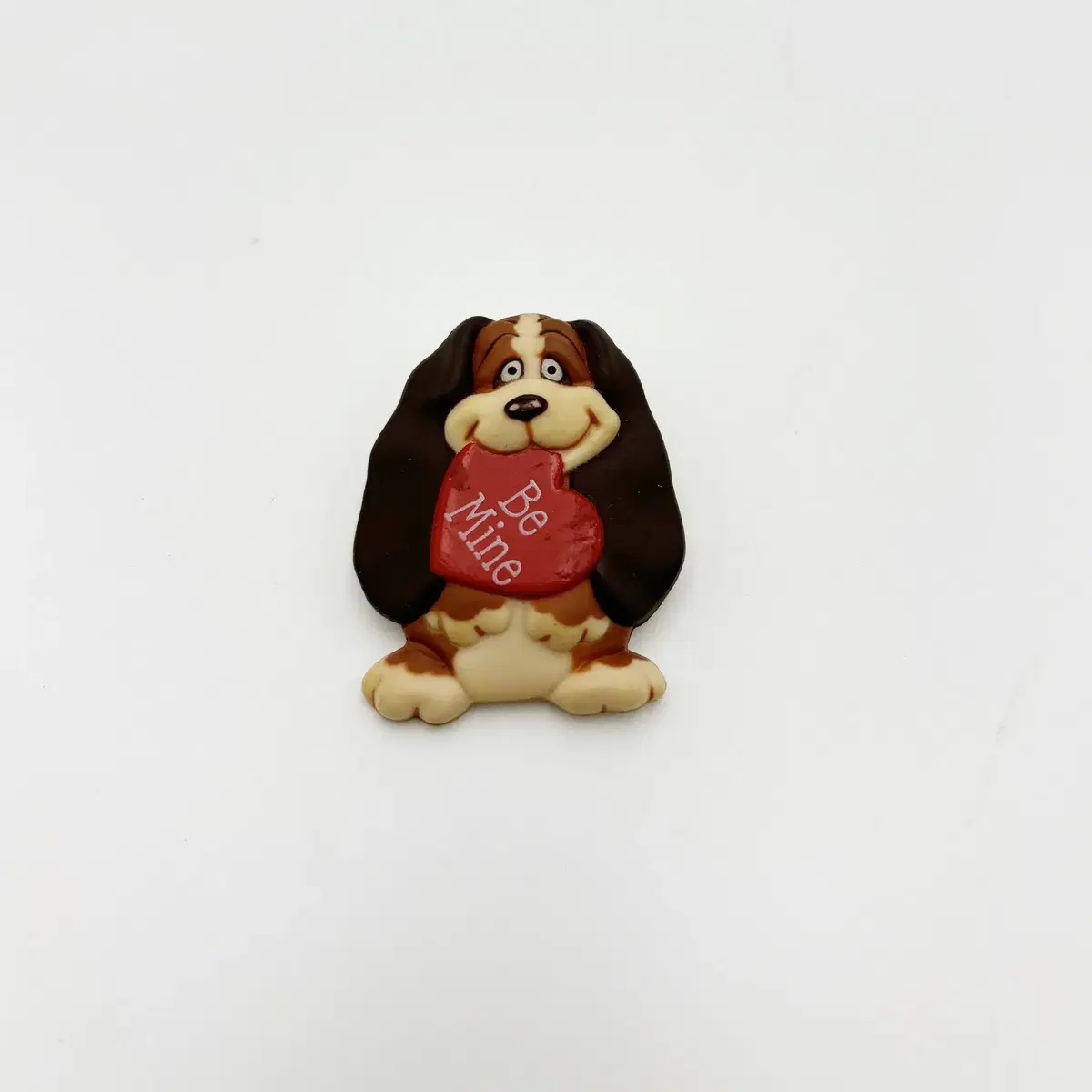 1986 Hallmark kard dog puppy holding BE MINE heart pin badge