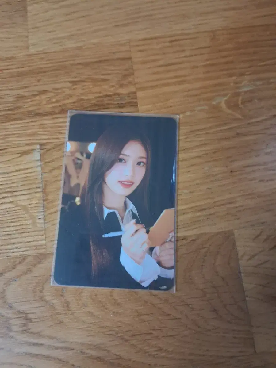 Let's have a bit of leeseo photocard