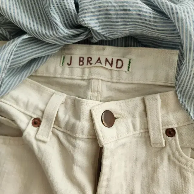 바네사브루노 블라우스와 Jbrand 반바지