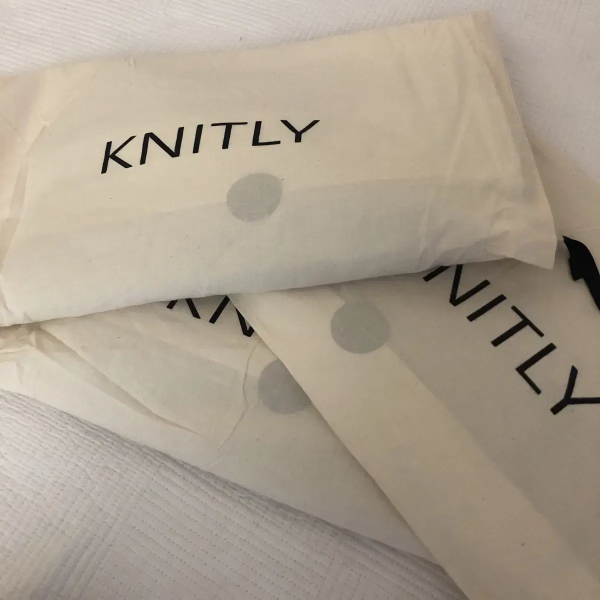 KNITLY 니틀리 리브드 브이넥 슬리브리스