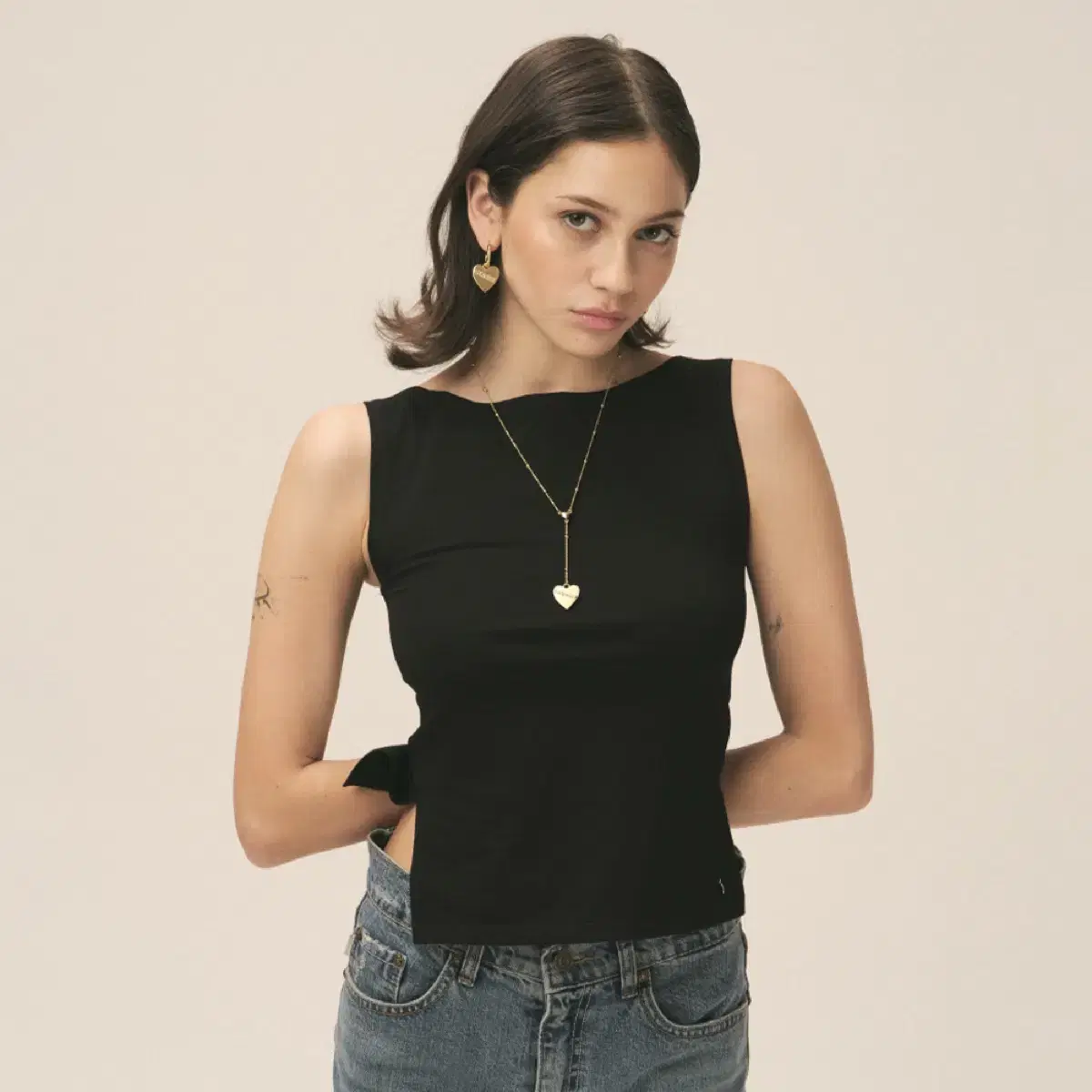 Glowny HILL SLIT SLEEVELESS TOP black