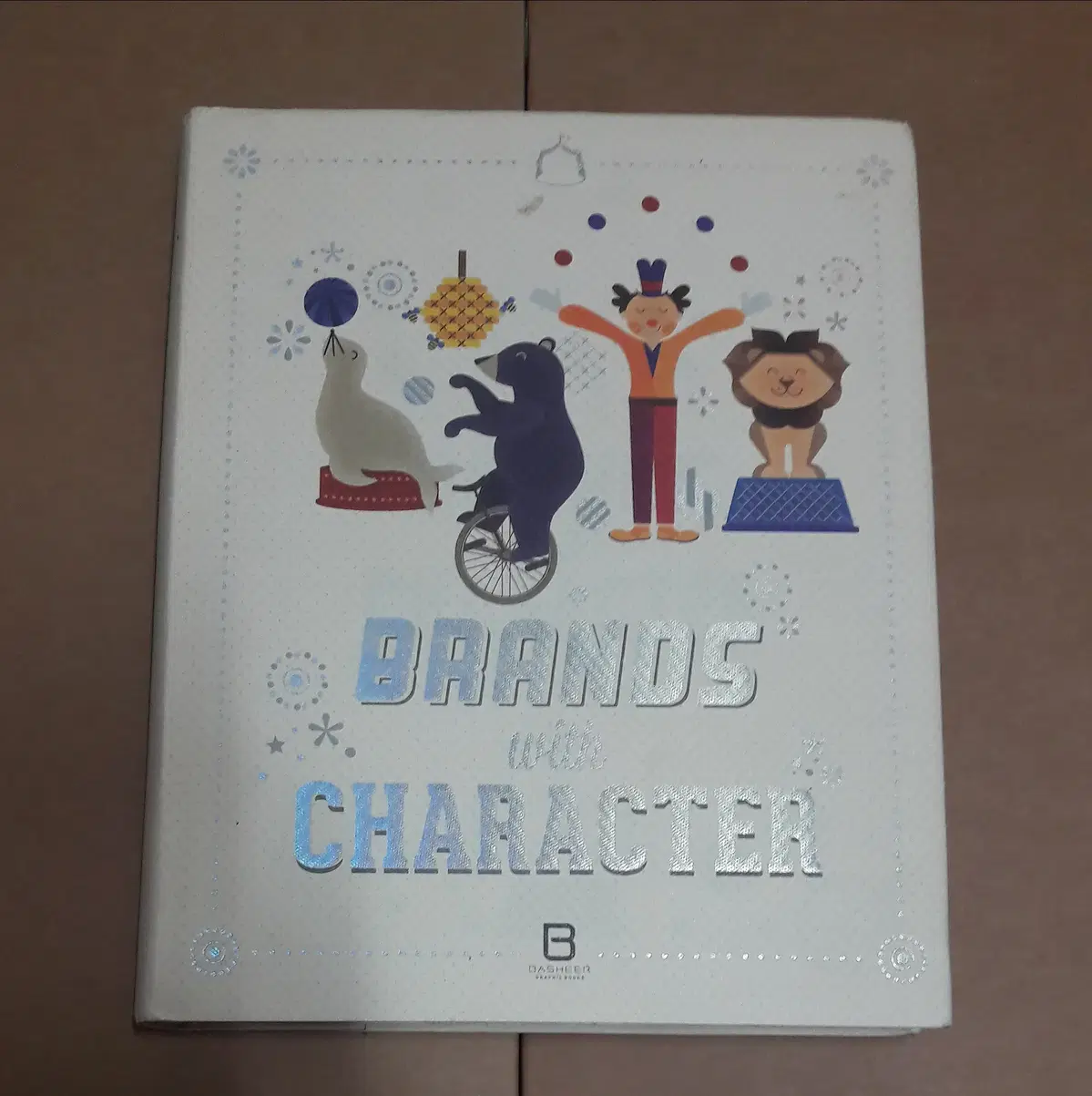 디자인 도서 - Brands With Character