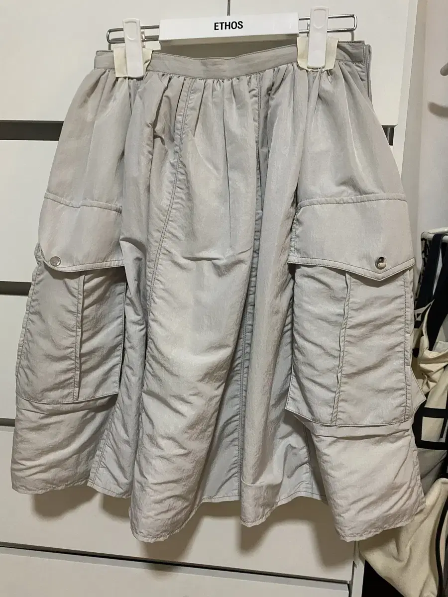 에토스 SHIRRING CARGO SKIRT 셔링 카고 스커트 실버