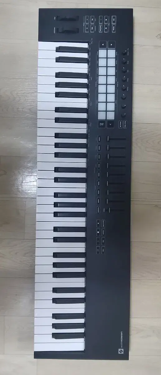 NOVATION 런치키 61 mk3 팝니다