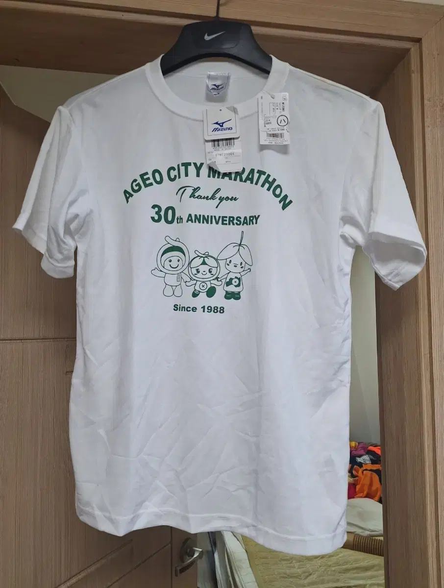 Unused Mizuno marathon commemorative short sleeve tee in size 80.