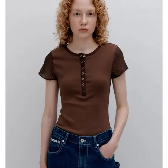 파르벵 HENLEY NECK COLOR BLOCK TOP_BROWN