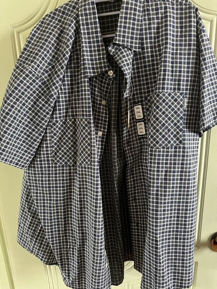 I'm selling a Calhart short sleeve shirt.