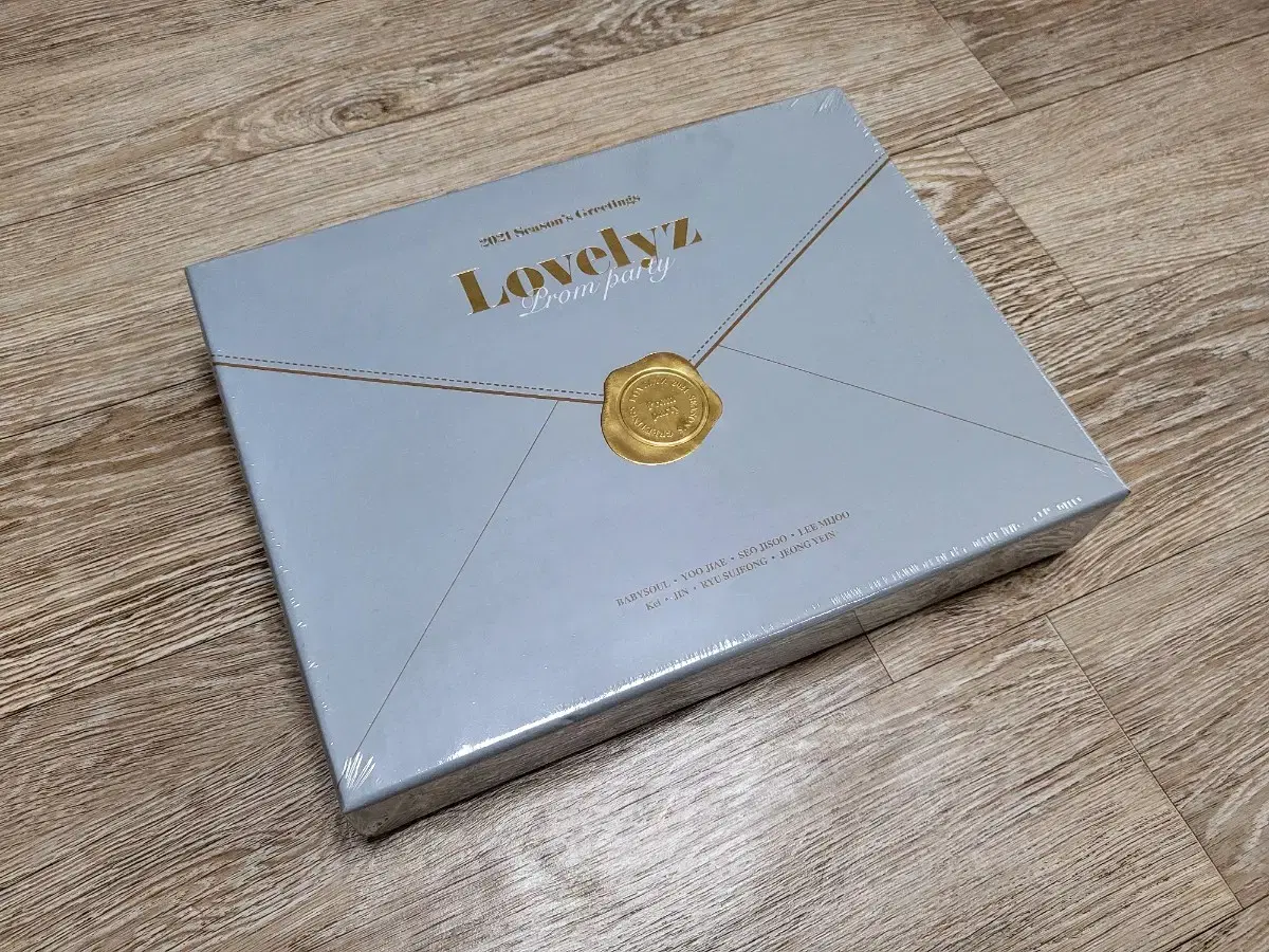 Lovelyz 2021 Season's Greetings (+Limited Mini Poster)