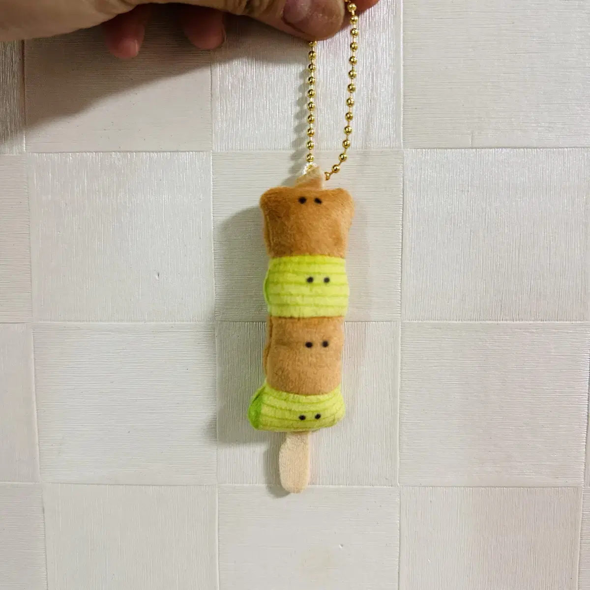 Tsuburana Hitomi Yakitori doll keyring Kidult