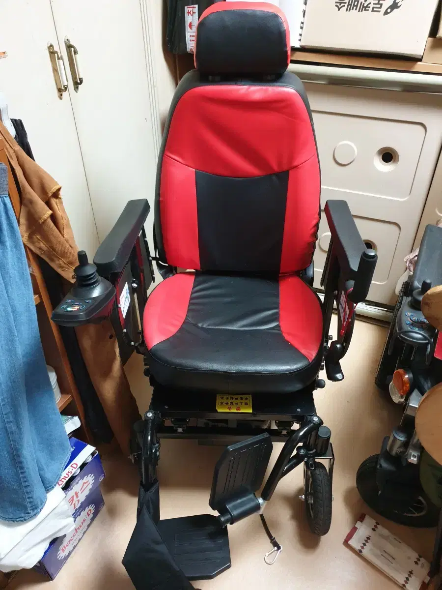 Reclining power wheelchairs