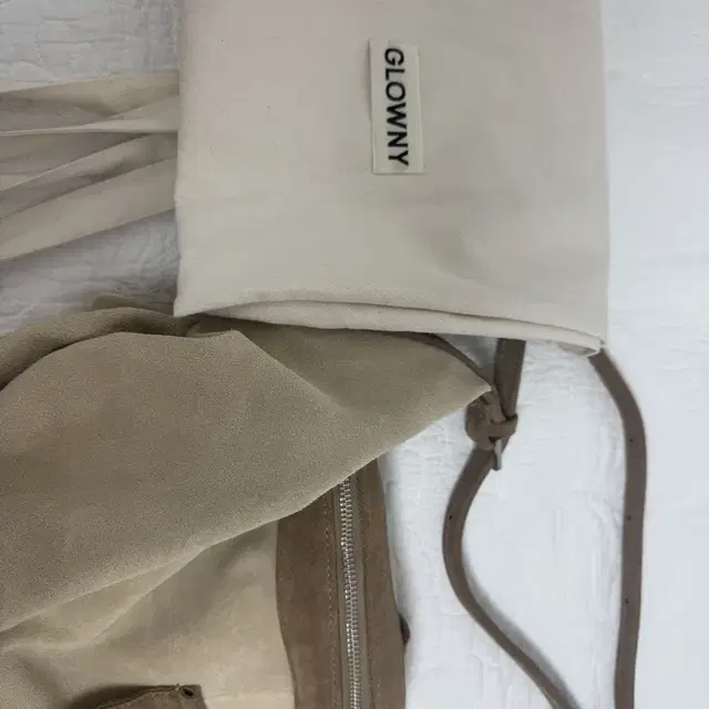 글로니 스웨이드 가방 TAO REAL SUEDE HOBO BAG