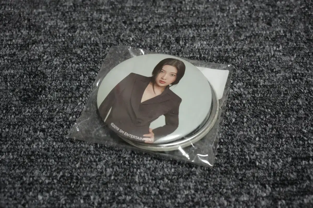 (sold in bulk) red velvet joy yeri Badge benefits