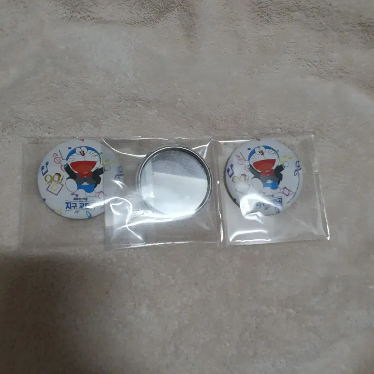 4000 per Doraemon hand mirror