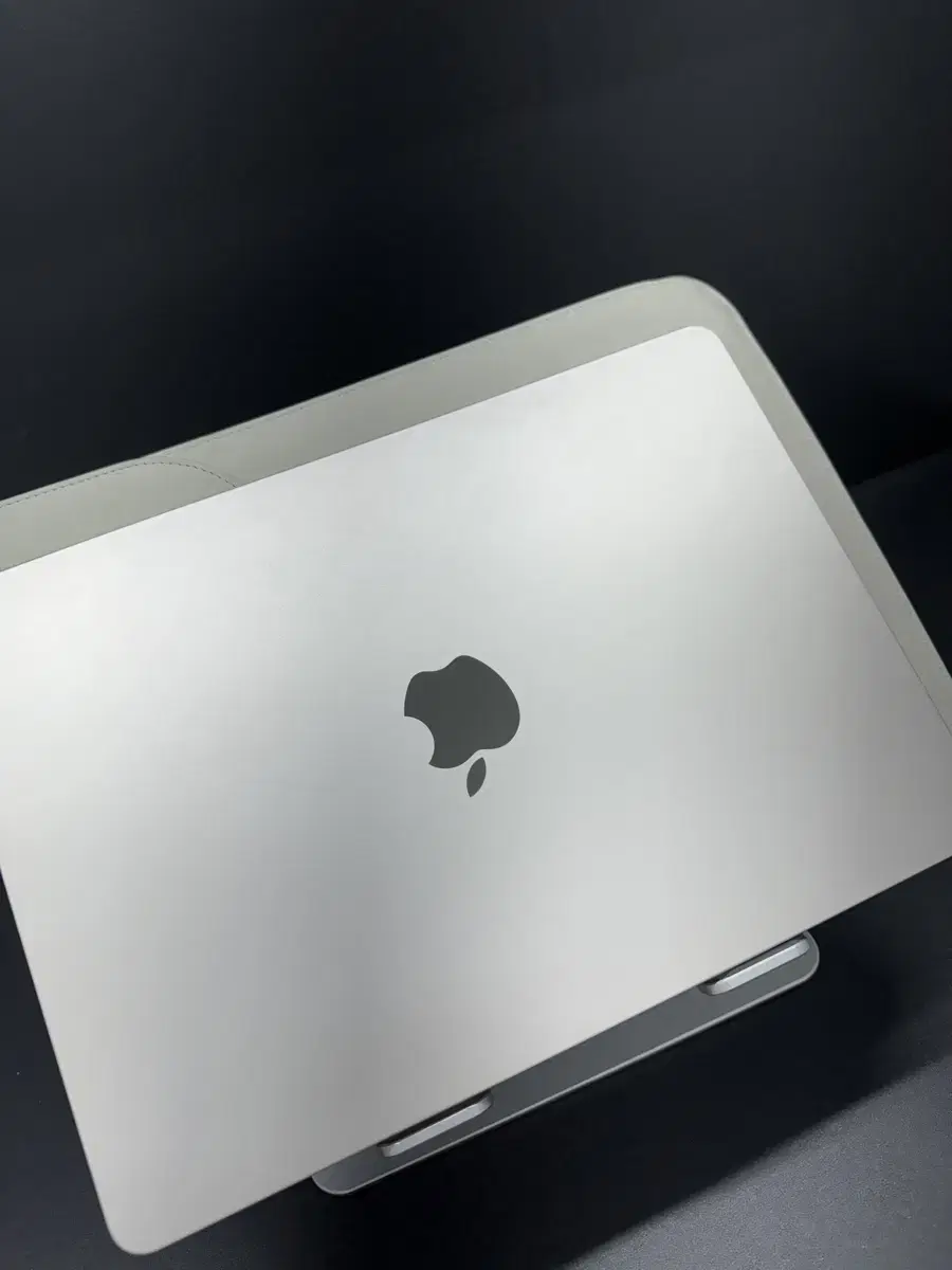 MacBook Air M3 Base Starlight