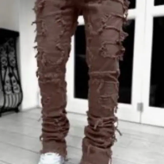 Men ripped jeans