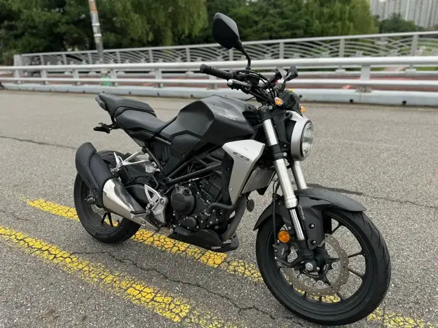 혼다 cb300r 19년형 짧은키로수 abs 팝니다