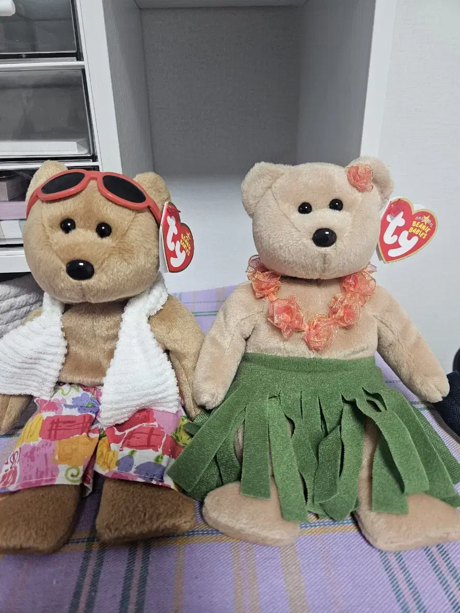 Sells 2 TY Bear Hawaiian Style Set.