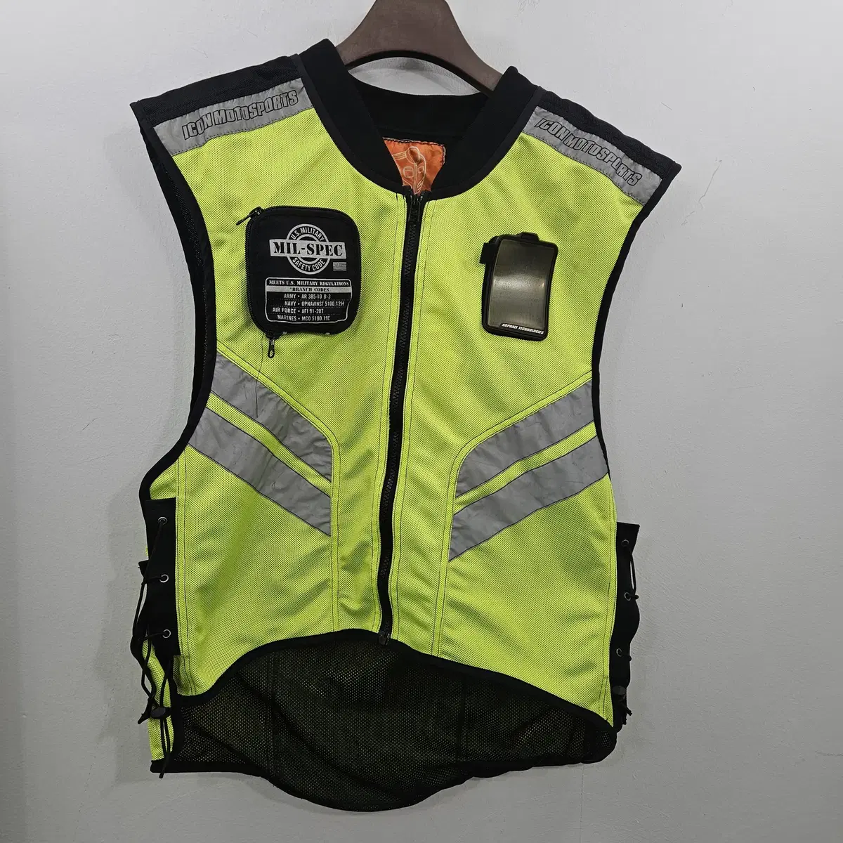 L) Rider's vest