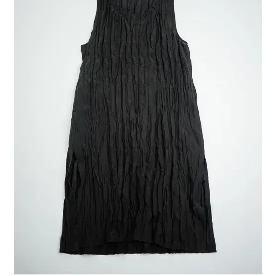 유노이아 crease sleeveless dress