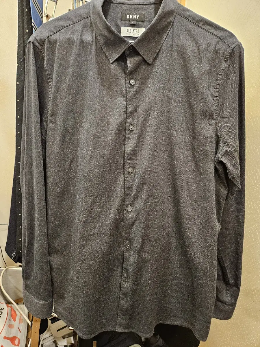 dkny Black shirt L 105