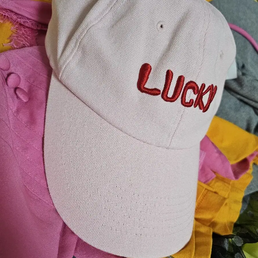 럭키슈에뜨LUCKY 자수 캡 핑크 모자