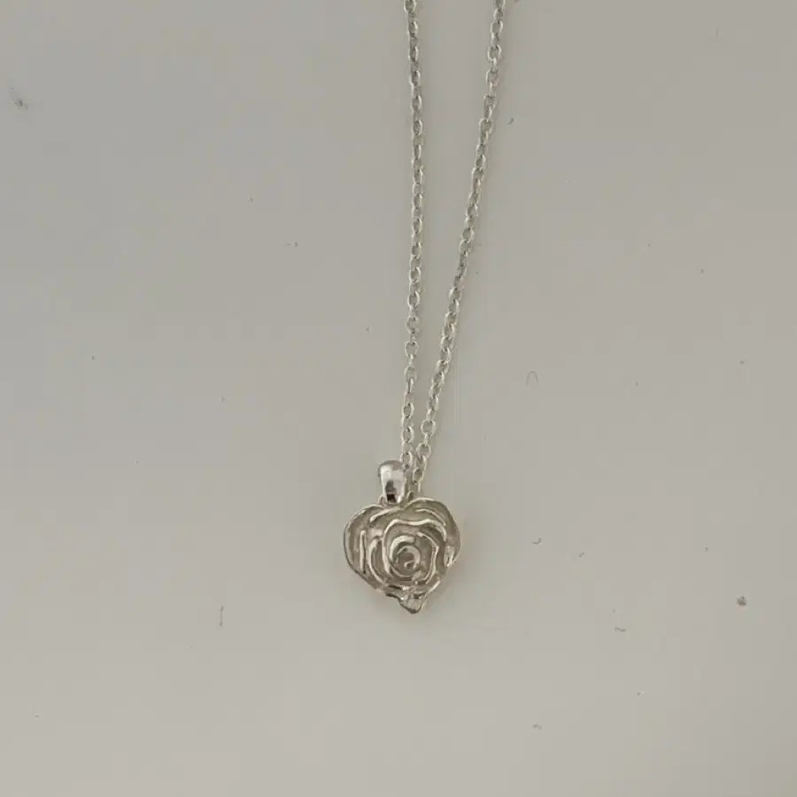 리엔느와르 Heart Rose Necklace