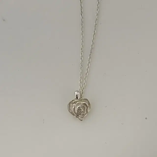 리엔느와르 Heart Rose Necklace