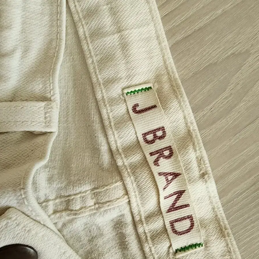 베르사체 티셔츠와 Jbrand 반바지