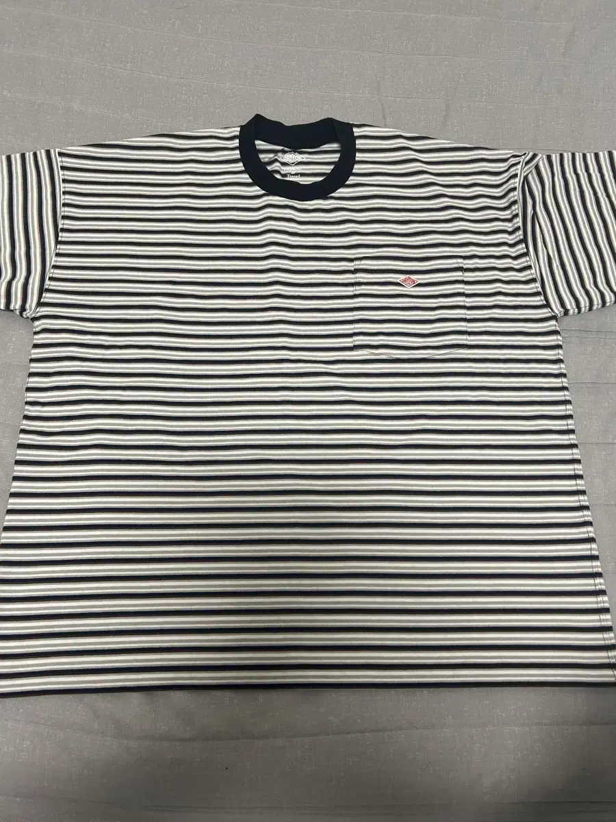 Monotone striped t-shirt