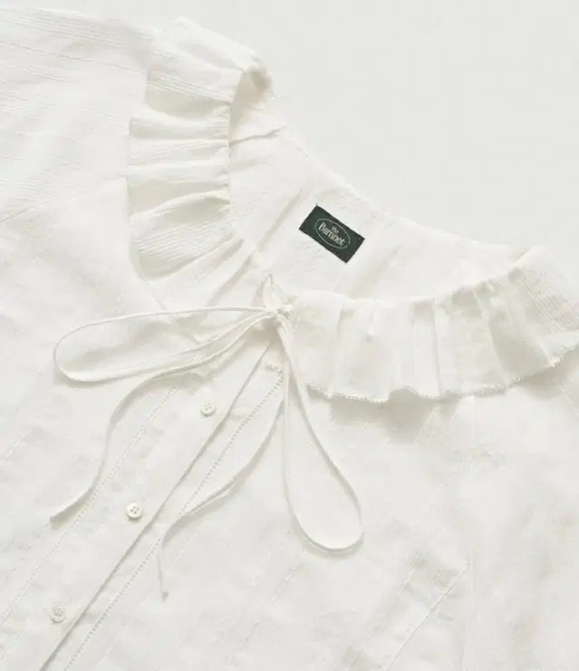 더바넷 Ruffle Collar Blouse