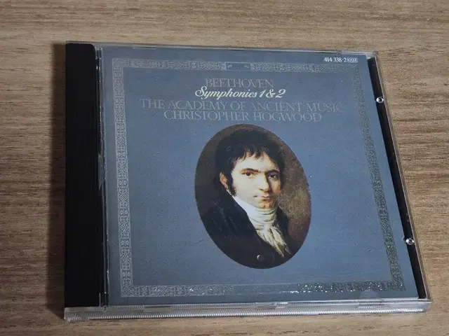 Beethoven: Symphonies 1 & 2 - Hogwood (수