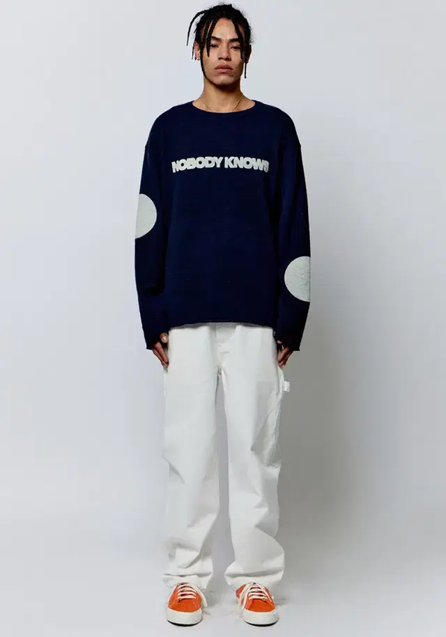 엑스트라오디너리 NOBODY KNOWS CREWNECK NAVY