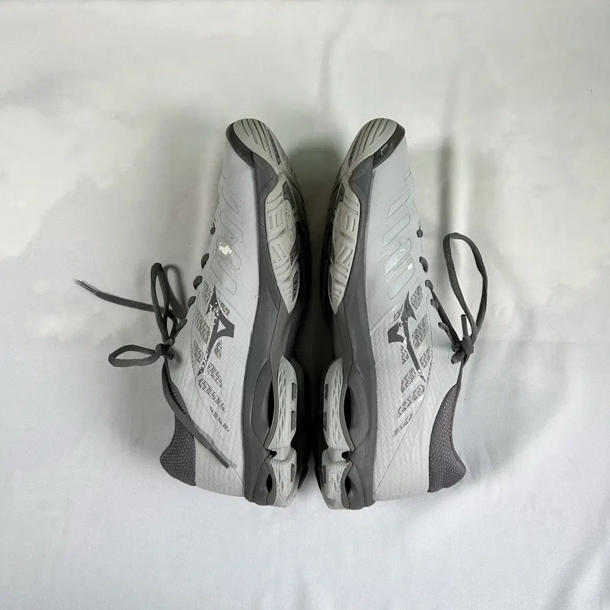 Mizuno wave lightning z4 grey