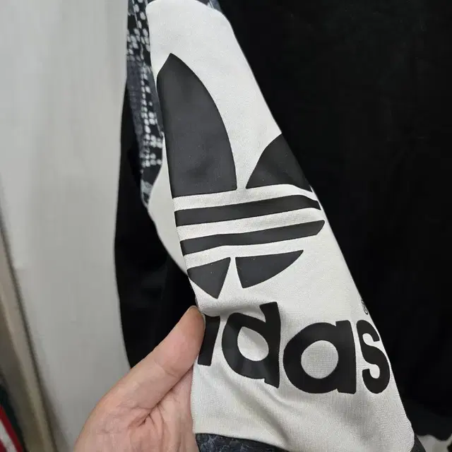 90,S )) adidas 아디다스 긴팔티셔츠!! 디자인 짱이뻐요 ㅠㅠ