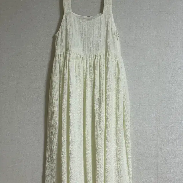 유노이아_embo string dress_화이트_s사이즈