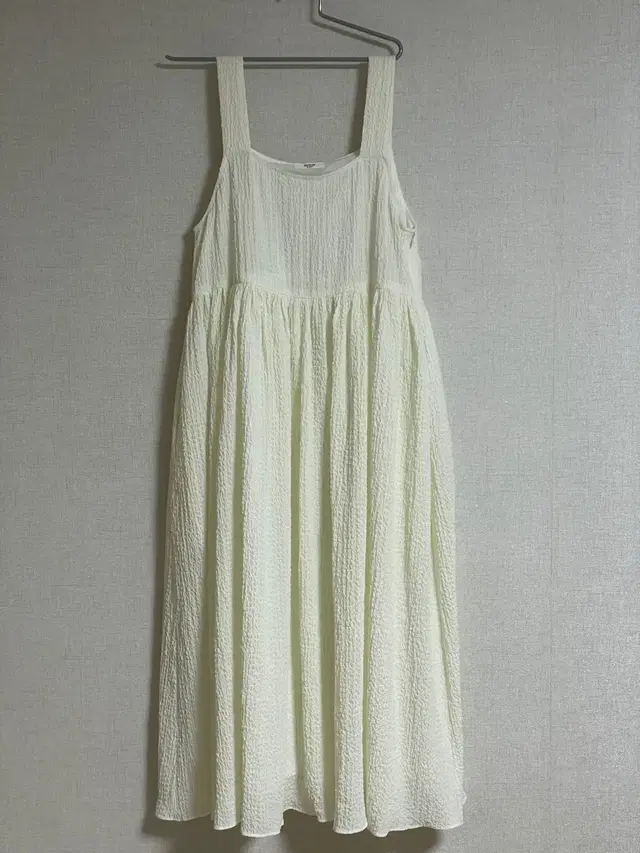 유노이아_embo string dress_화이트_s사이즈