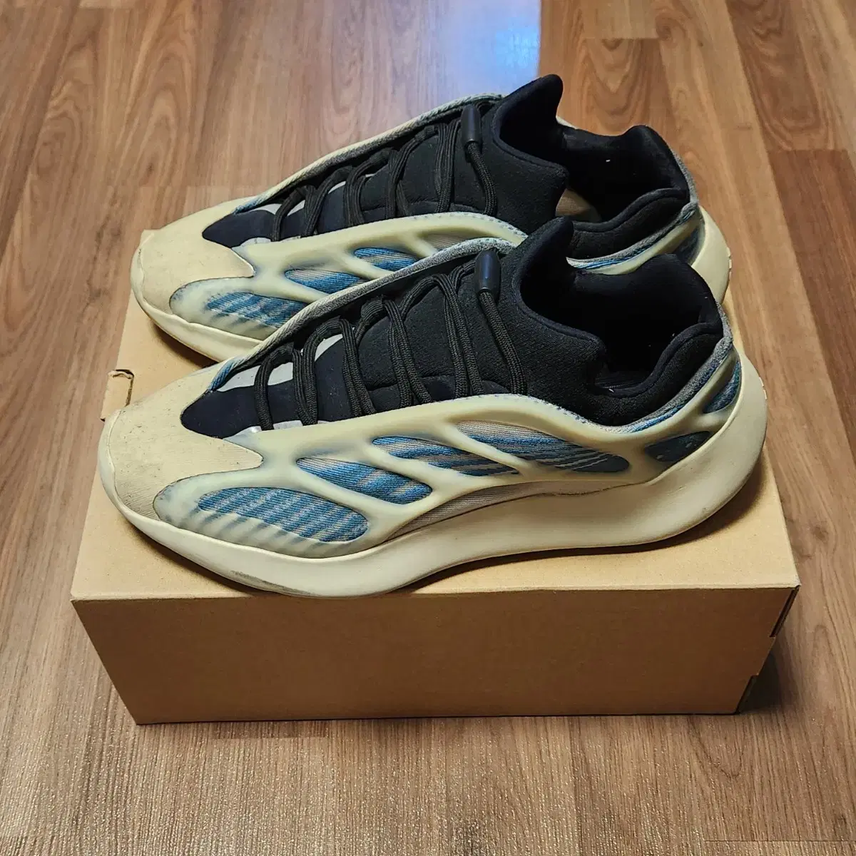 yeezy 700 V3 카이아나이트