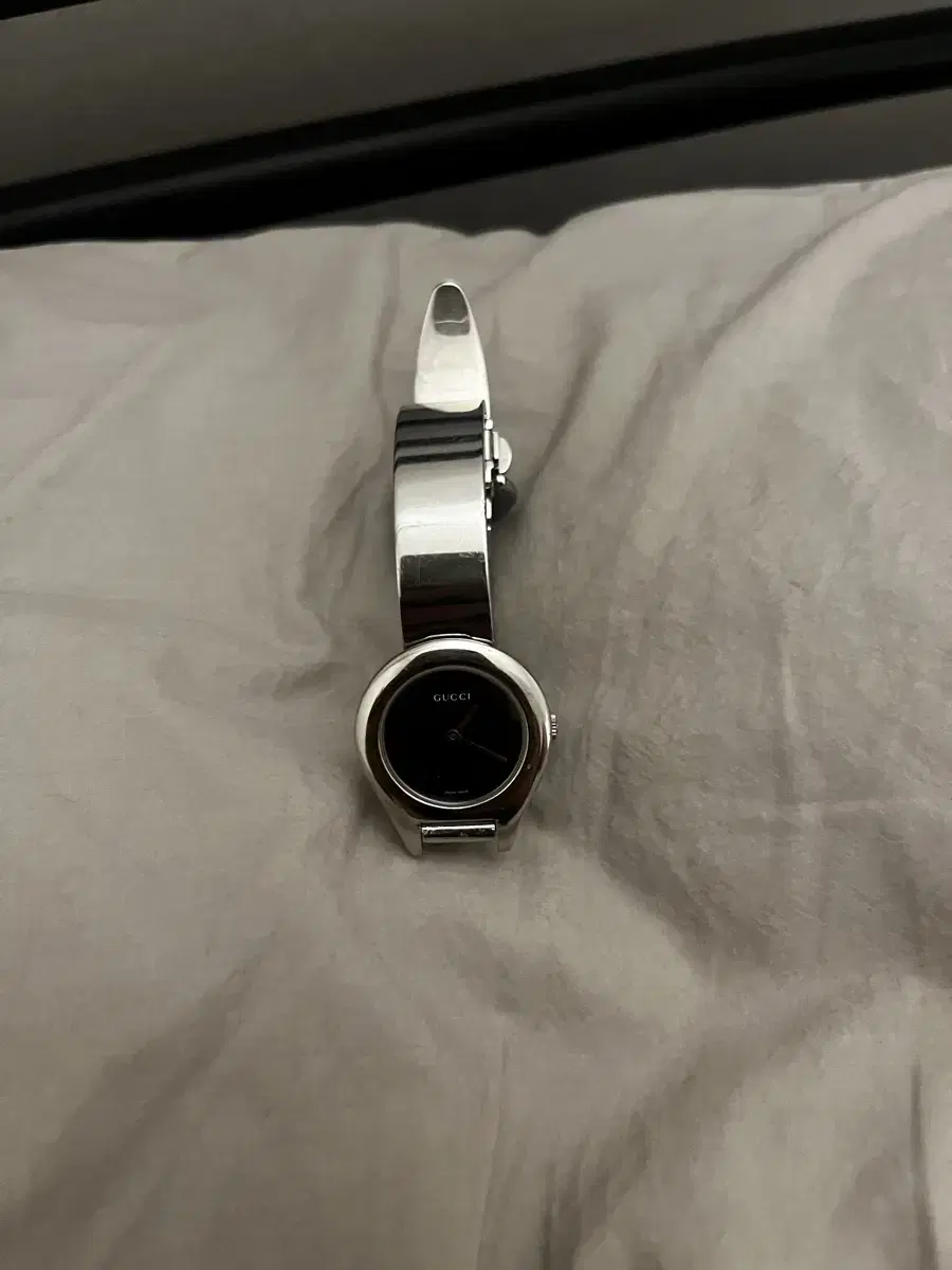 GUCCI BANGLE WATCH 6700L