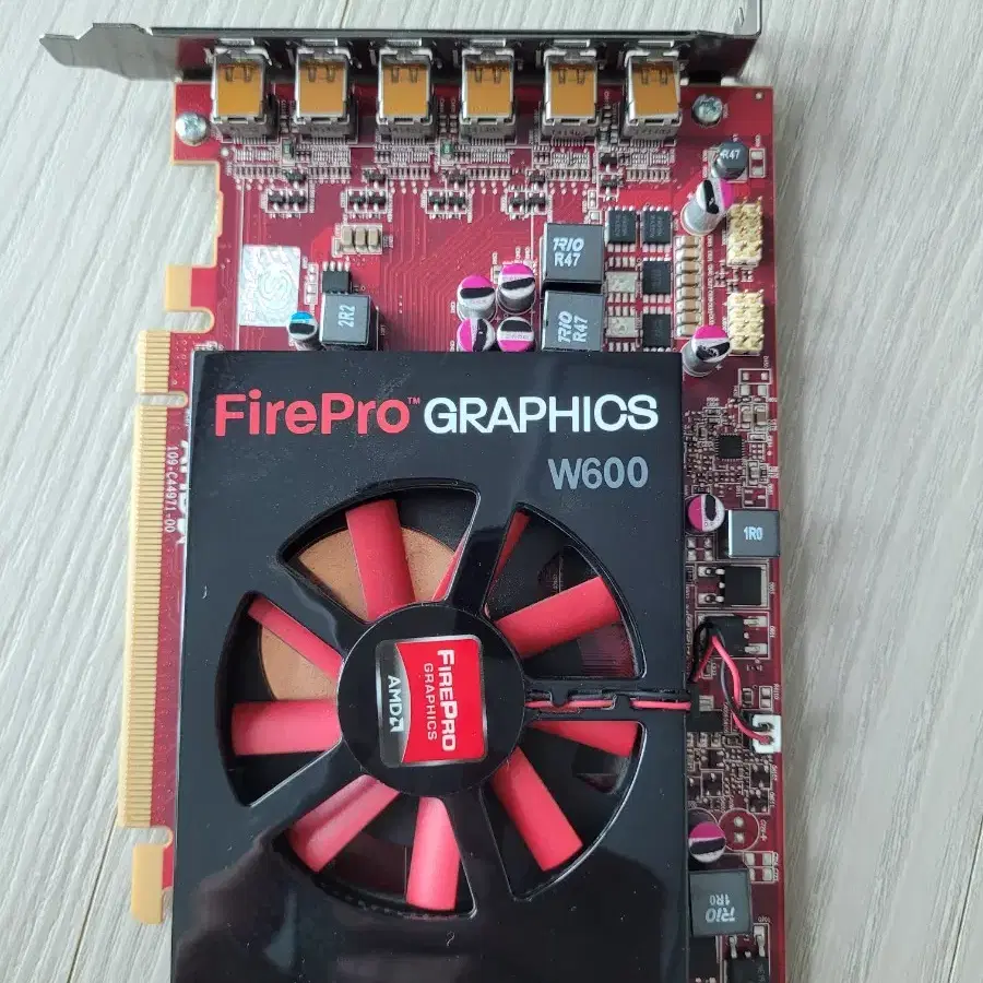 AMD firepro graphics W600 다중 디스 플레이 6 채널