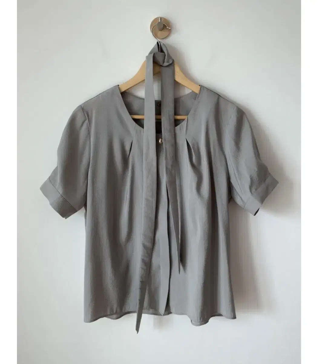 Tie-up short-sleeved blouse Guest blouse