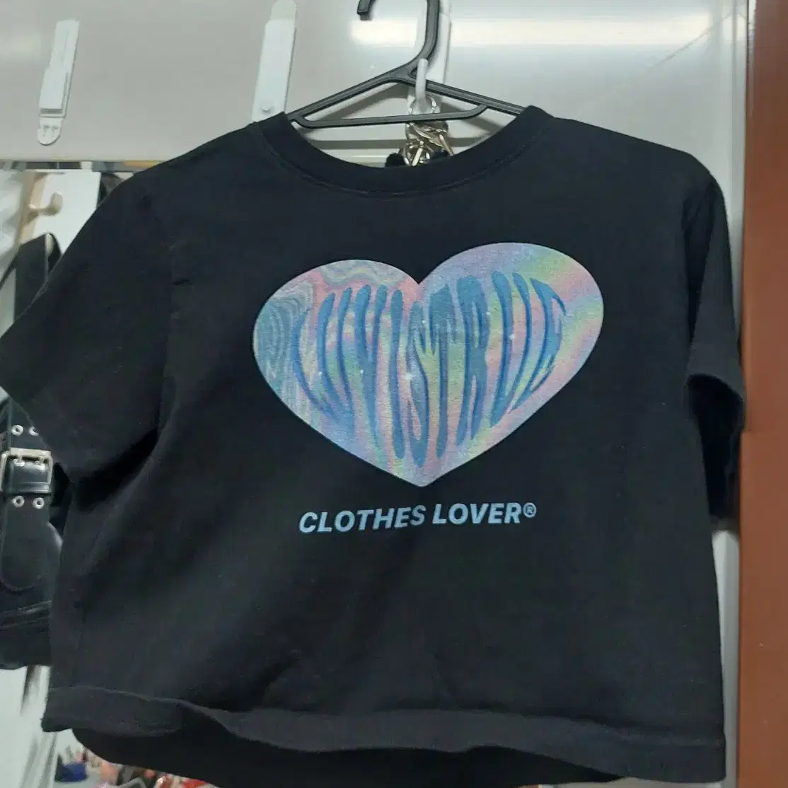 러브이즈트루  LVG HEART CROP T 블랙 검정색 크롭티 반팔