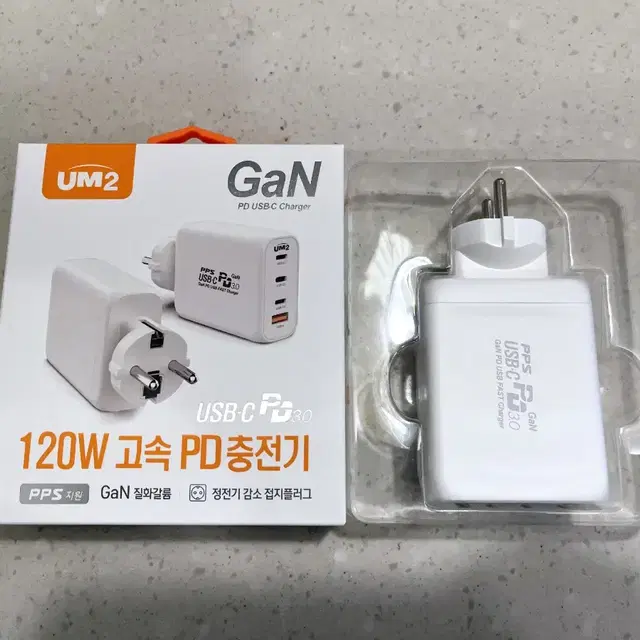 UM2 120W 4포트 접지 고속충전기(화이트, 블랙)