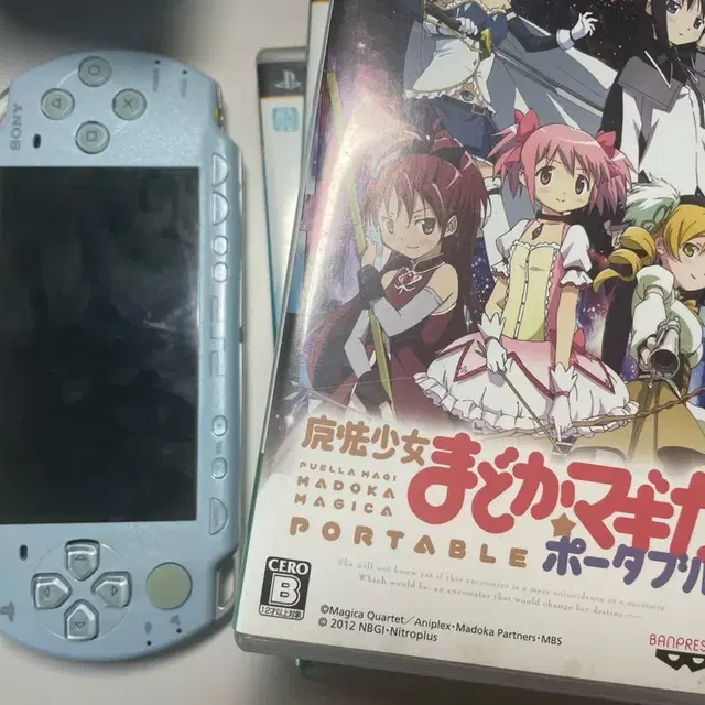 psp2000 팝니다 고전미소녀피규어 게임기