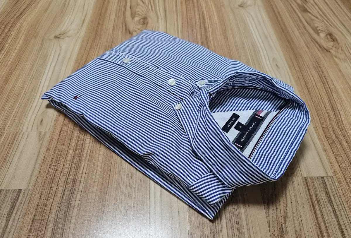 [Tommy Hilfiger Men's Striped Shirt XL