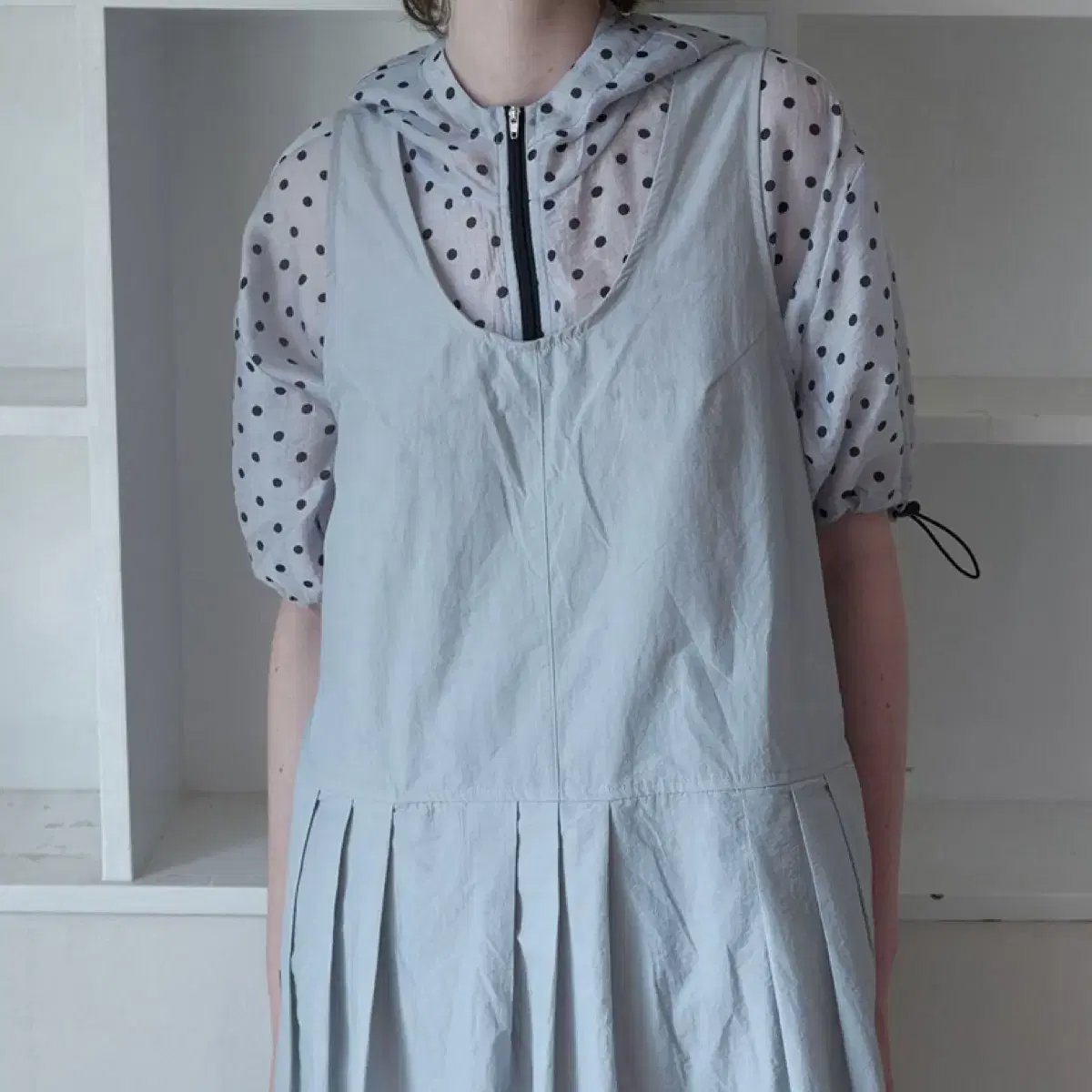 노컨텐츠 Sleeveless pintuck ops light grey