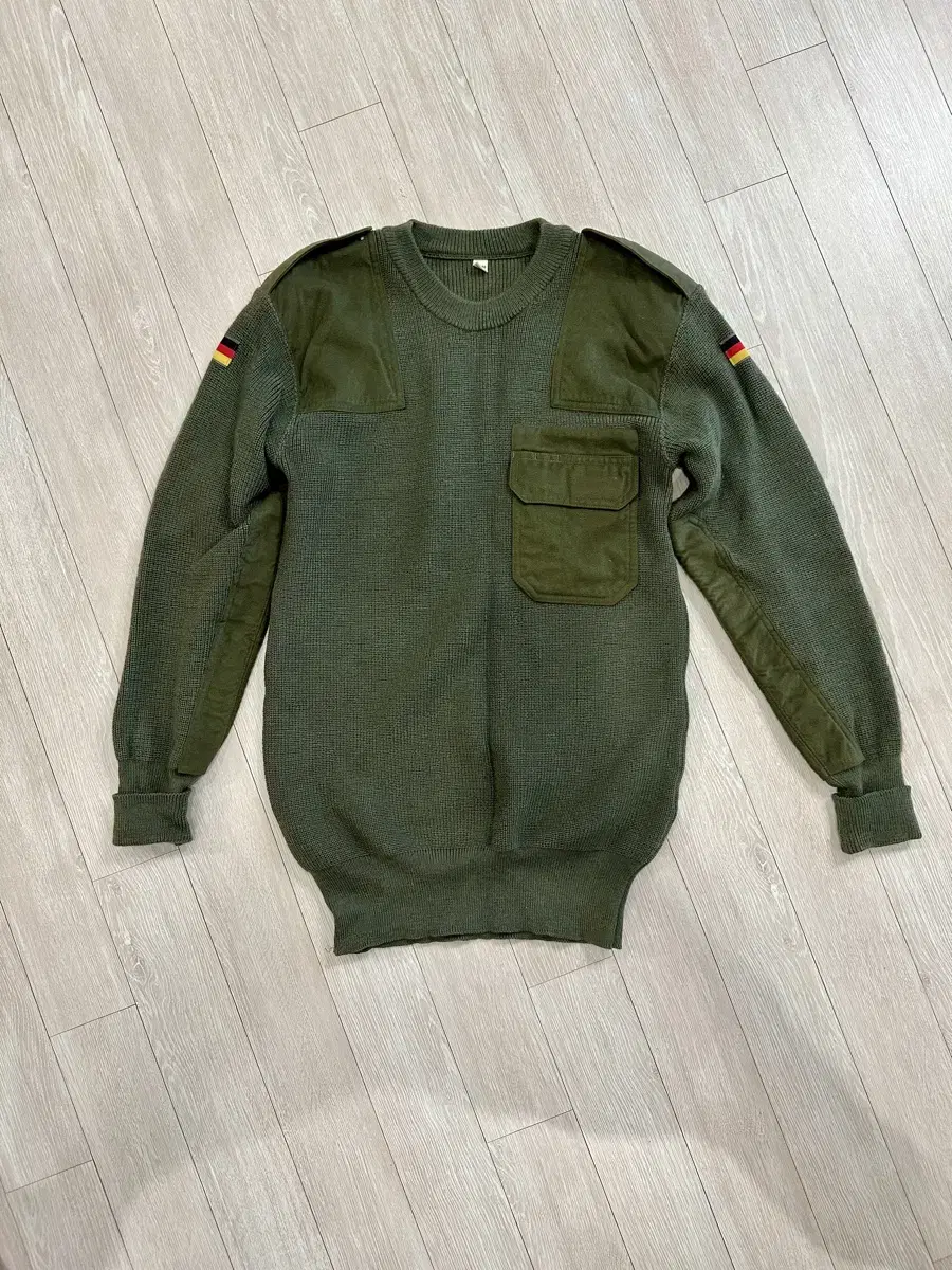 48 M Vintage German Army Round Patch Knit Commando Knit